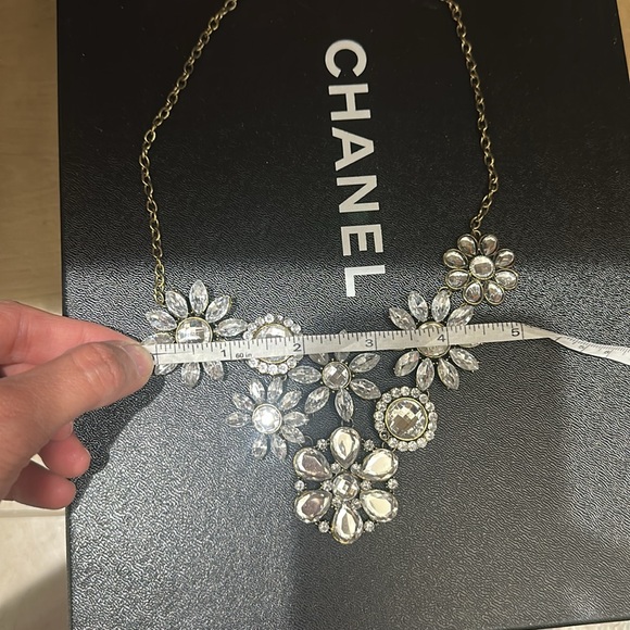 Flower gunmetal stone statement necklace - Picture 13 of 15